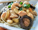 Foto del paso 10 de la receta: Wok de fideos de arroz con pollo, langostinos, verduras y salsas chinas