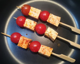 Foto del paso 3 de la receta: Brochetas de tofu al pimentón con tomates cherry