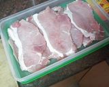 Foto del paso 1 de la receta Chuletas de cerdo adobadas con puré de papas, guisantes y salsa
