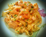 Foto del paso 4 de la receta: Tallarines con salmón fresco, langostinos y alcaparras