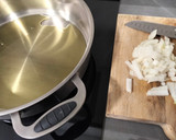 Foto del paso 2 de la receta: Huevos de codorniz con guisantes