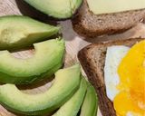 صورة لخطوة 3 من وصفة ساندويتش البيض مع الشيدر والأفوكادو 🥪🍳🥑🍒🥒