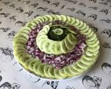 Une image de l'étape 7 de Salade de concombres et courgettes à l'oignon rouge et laitue de mer.