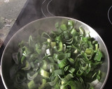 Foto del paso 2 de la receta: Pencas de cebollas con champiñones