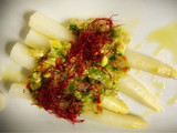Espárragos blancos con pico de gallo y aguacate