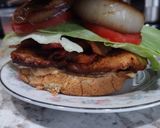 Foto del paso 13 de la receta: Hamburguesa de pechuga de pollo a la plancha con tocino