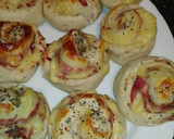 Foto del paso 4 de la receta: Rollo de pizza con jamon ibérico queso y beicon y tomate