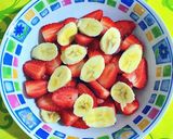 Foto del paso 1 de la receta Fresas con plátanos en salsa de yogurt y fedeos de chocolate