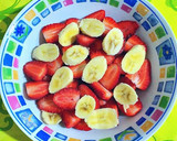 Foto del paso 1 de la receta: Fresas con plátanos en salsa de yogurt y fedeos de chocolate