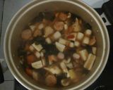 Foto langkah ke 5 dari resep Sukiyaki Tom Yum bumbu rumahan.
