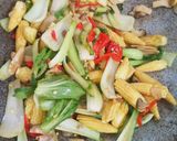 Gambar langkah 3 resipi King Oyster Mushroom, Putik Jagung & Bok Choy Tumis Sos Tiram.