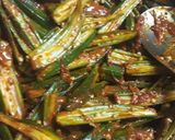 A picture of step 6 of Masale wali bhindi (okra).