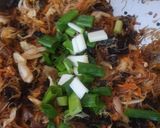 Foto langkah ke 5 dari resep Tumis Bihun, sayuran dan Jamur Kuping.