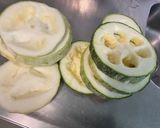 Une image de l'étape 2 de Merguez et courgettes rondes marinées grillées.