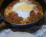 Foto del paso 6 de la receta: Bifecitos en sartén con arvejas huevo y salsa