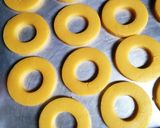 Foto langkah ke 3 dari resep Donuts cookies.