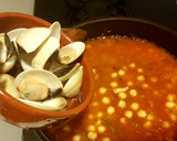 Foto del paso 8 de la receta: Garbanzos con Almejas y Fideos "entomataos"