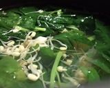 Foto langkah ke 3 dari resep Bening Bayam bumbu kencur.