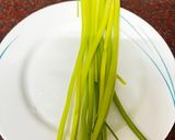 芹魷獨鐘-芹菜炒魷魚的食譜步驟1照片