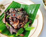 Hình bước làm 3 của món Nấm tràm kho tiêu xanh rau răm