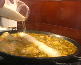 Foto del paso 10 de la receta: Arroz en paella,de pollo, ajos tiernos y habas, de la iaia Teresa