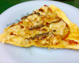 Foto del paso 9 de la receta: Pizza con masa casera de cebolla caramelizada y rulo de queso de cabra