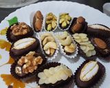 صورة لخطوة 2 من وصفة تمر محشي بزبدة الفول السوداني للمناسبات 🍫