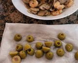 Foto del paso 3 de la receta: Empanadas de hojaldre rellenas de langostinos, queso, champiñones y aceitunas