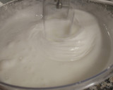 Foto del paso 8 de la receta: Tarta colibrí con frosting de plátano y merengue suizo