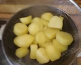 Kiadós reggeli velővel, májjal és tojással, köretnek főtt burgonya recept fázis 3 fotója