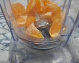 Foto del paso 1 de la receta: Licuado de frutillas, cardamomo miel y mandarina