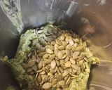 Foto del paso 4 de la receta Guacapesto con pipas de calabaza y hojas de zanahoria (Thermomix) 🥑