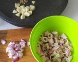 Foto langkah ke 1 dari resep Tumis Cumi Asin Simple.