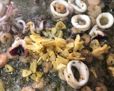 Foto del paso 5 de la receta: Spaghetti al nero di seppia con gulas, gambas y calamares