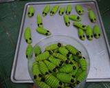 Foto langkah ke 6 dari resep Caterpillar cookies.