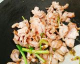 Hình bước làm 2 của món Phở xào giá hẹ