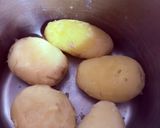 Foto del paso 2 de la receta: Croquetas de papa y atún rellenas de queso