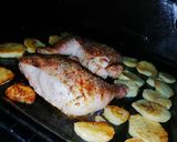 Foto del paso 6 de la receta Patamuslos al Horno con Papas (Rico, Práctico y Barato)