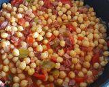 Foto del paso 3 de la receta: Garbanzos en sofrito y taquitos de jamón serrano