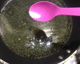 A picture of step 2 of 🍳 fried eggs.