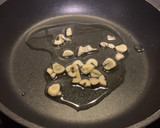 Foto del paso 1 de la receta: Guisantes, chistorra y huevo