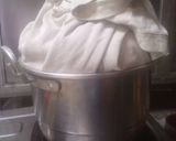 Foto langkah ke 8 dari resep Bolu kukus 2 rasa(simpel) with dandang no mixer.