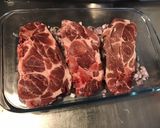 Une image de l'étape 4 de Côtes de porc aux olives bicolores et échalotes.