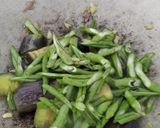 Gambar langkah 3 resipi Tumis Terung Kacang Panjang.