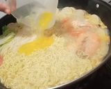 Foto langkah ke 4 dari resep Seafood Noodle Soup.