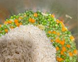 صورة لخطوة 4 من وصفة رز بالبسلة والجزر والزنجبيل