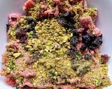 Foto del paso 4 de la receta Redondo de ternera relleno de frutos rojos, ciruelas y pistachos