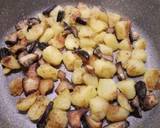 Crispy chicken with sautéed potatoes and porcini mushrooms recipe step 3 photo