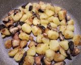 A picture of step 3 of Crispy chicken with sautéed potatoes and porcini mushrooms.