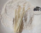 Gambar langkah 3 resipi Cendawan Enoki Goreng Rangup.